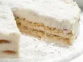 Pyszne rafaello bez pieczenia, warstwowe ciasto z kremem i wiórkami kokosowymi, idealne na deser.