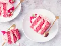 Pyszny tort truskawkowy z kremem i świeżymi owocami na talerzykach, gotowy do degustacji.