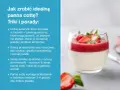 Idealna panna cotta w szklance, udekorowana musem truskawkowym i świeżymi owocami.
