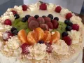 Kolorowy tort owocowy, idealny na urodziny dorosłych. Znajdziesz tu przepisy na torty urodzinowe dla dorosłych z kiwi, malinami, winogronami i mandarynkami.