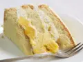 Puszysty biszkopt przełożony kremem i kawałkami mango. Ten tort mango wygląda pysznie!