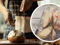 Ręce posypują mąką chleb, który pęka podczas pieczenia. Obok kromki świeżego pieczywa i nóż.