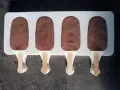 Czekoladowe cakesicles w formie lodów na patyku, gotowe do dekoracji. Idealny przepis na słodką przekąskę.