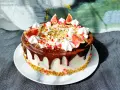 Wyjątkowy tort z polewą czekoladową, figami, granatem i chrupką pistacjową.