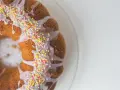 Babka z kolorową posypką, polana białym lukrem. Idealna na święta.