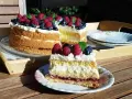 Pyszny tort dla początkujących z malinami i borówkami. Idealny na letnie popołudnie.