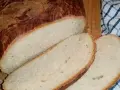 Puszysty chleb z mlekiem, pokrojony w kromki, z chrupiącą skórką. Idealny na śniadanie.