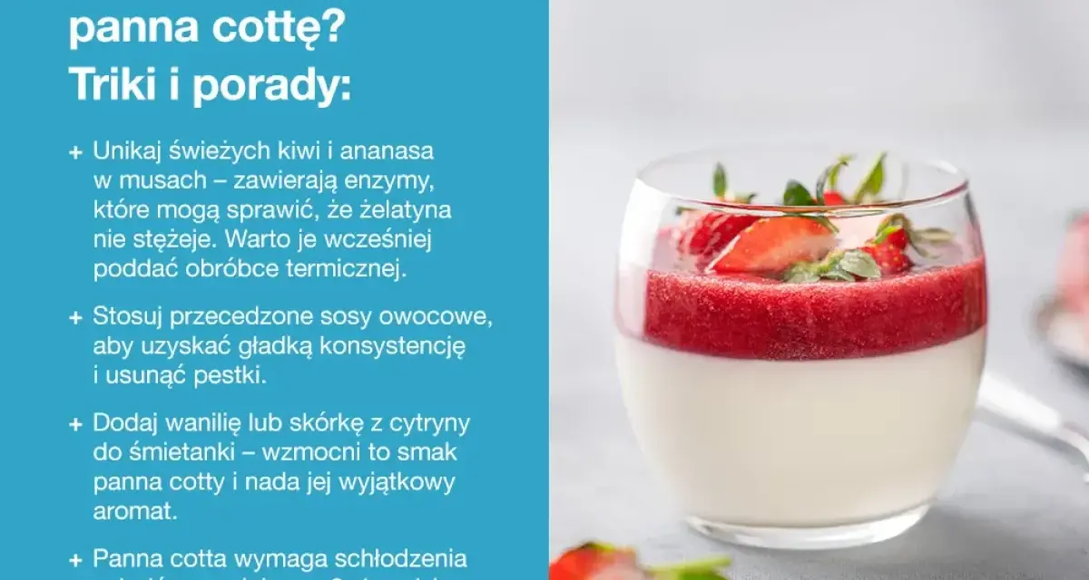 Idealna panna cotta w szklance, udekorowana musem truskawkowym i świeżymi owocami.