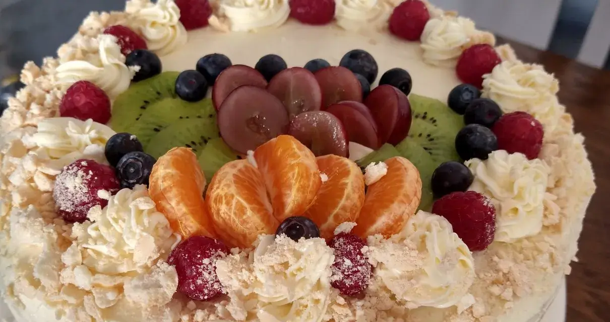 Kolorowy tort owocowy, idealny na urodziny dorosłych. Znajdziesz tu przepisy na torty urodzinowe dla dorosłych z kiwi, malinami, winogronami i mandarynkami.