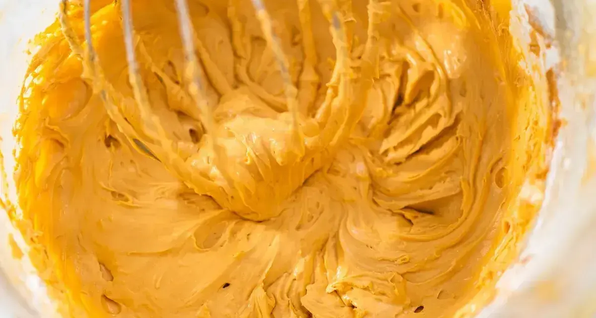 Kremowa masa krówkowa z mascarpone, gotowa do przełożenia tortu.
