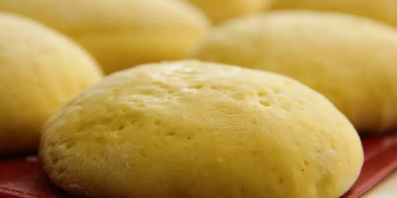 Miękkie, puszyste bułeczki na parze, gotowe do podania. Ich delikatna struktura zapowiada pyszny smak.