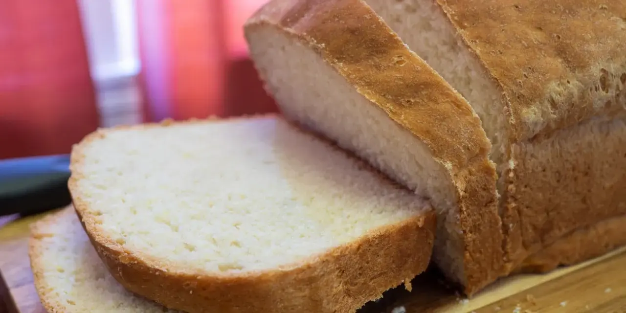 Pokrojony chleb proteinowy, idealny na zdrowe śniadanie. Ten przepis na chleb proteinowy jest prosty i szybki.