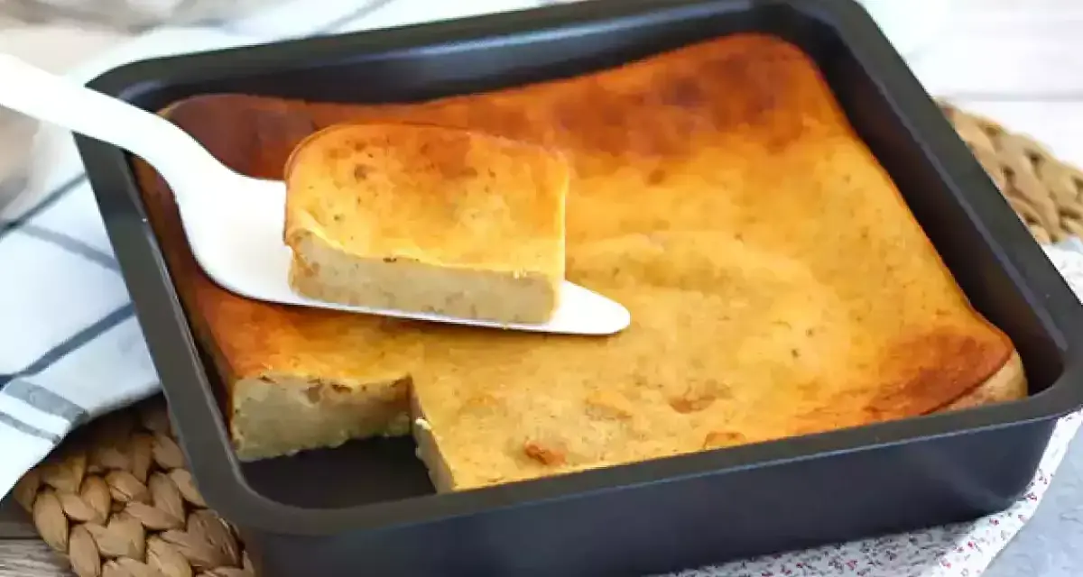 Pyszny, złocisty bread pudding wprost z blachy, podany na paterze. Idealny na deser.