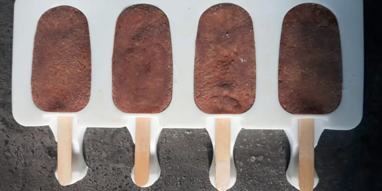Czekoladowe cakesicles w formie lodów na patyku, gotowe do dekoracji. Idealny przepis na słodką przekąskę.