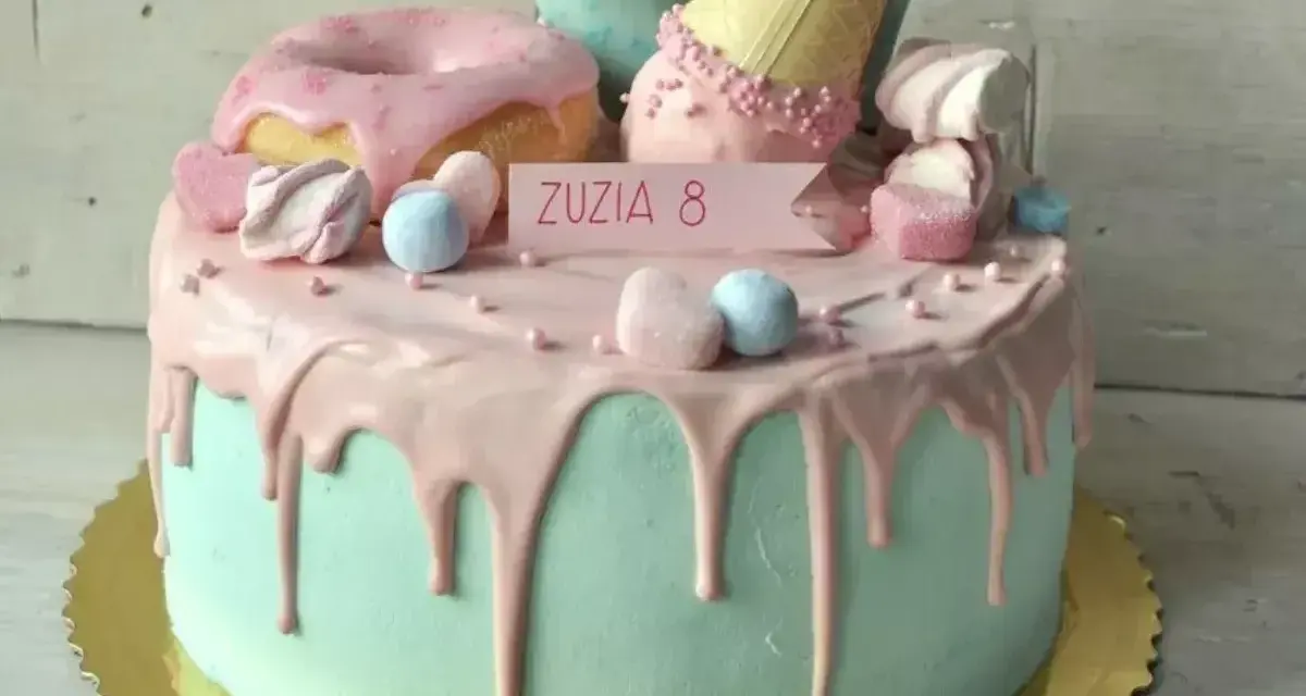 Uroczy tort z polewą, pączkami i lodami. Idealny na urodziny, jak z najlepszych ekskluzywne torty przepisy.
