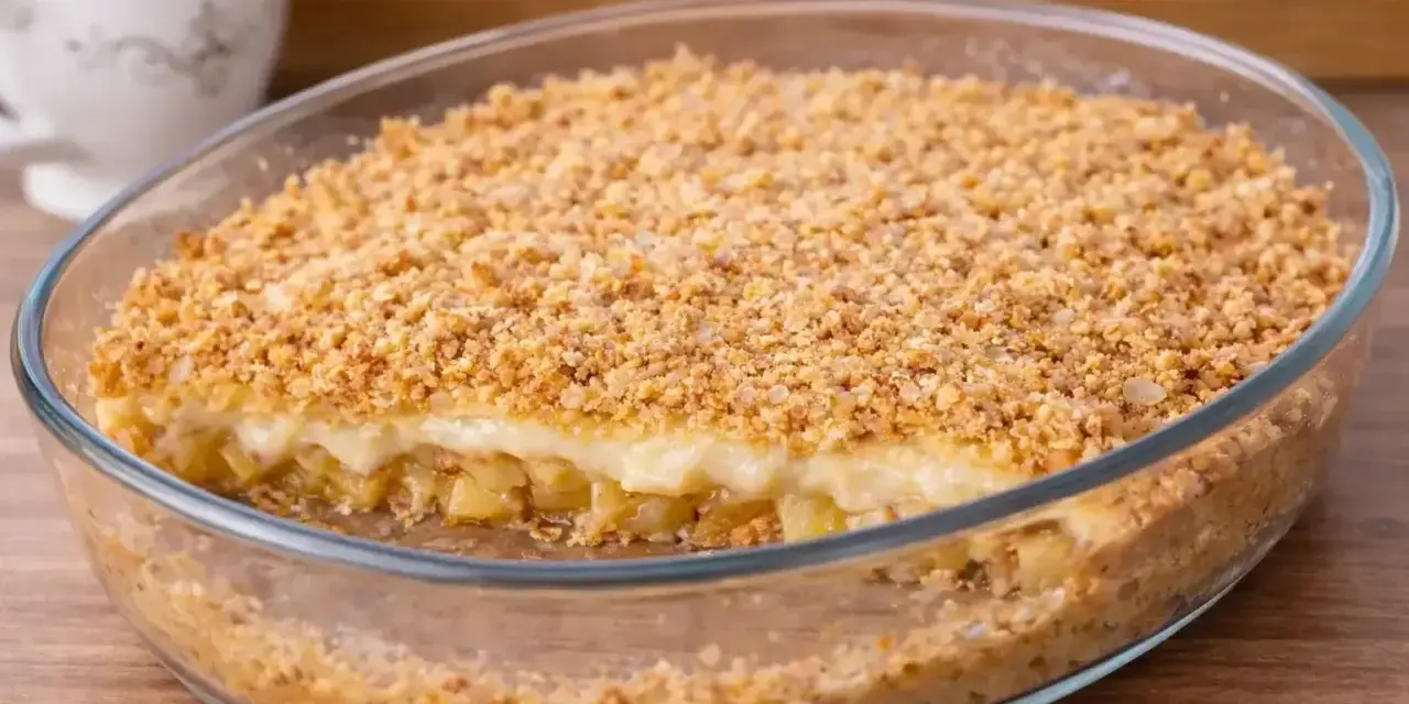 Pyszny crumble z jabłkami w szklanej formie, z chrupiącą kruszonką i kawałkami jabłek. Idealny deser na każdą okazję.