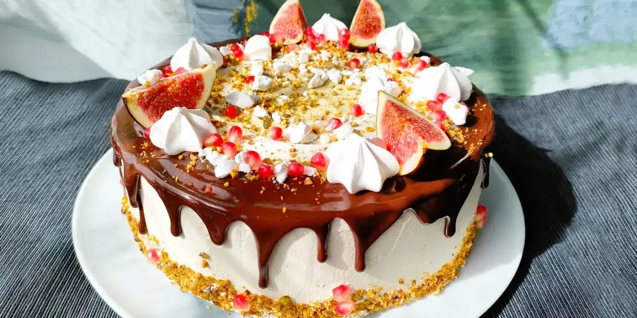 Wyjątkowy tort z polewą czekoladową, figami, granatem i chrupką pistacjową.