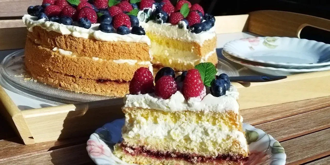 Pyszny tort dla początkujących z malinami i borówkami. Idealny na letnie popołudnie.
