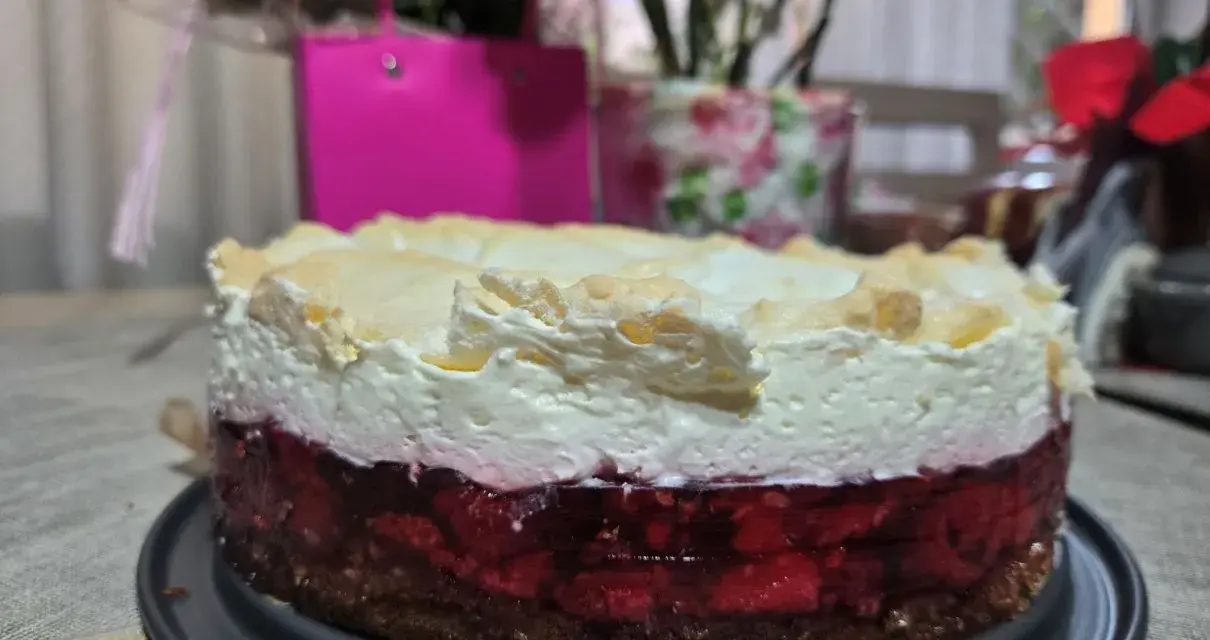 Pyszna malinowa chmurka keto z bezą i owocami, idealna na deser.