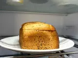 Kromki chleba na talerzu w lodówce. Czy można trzymać chleb w lodówce? To pytanie nurtuje wielu.