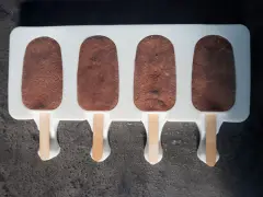 Czekoladowe cakesicles w formie lodów na patyku, gotowe do dekoracji. Idealny przepis na słodką przekąskę.