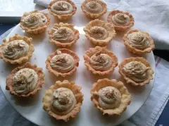 Mini tartaletki z kremem chałwowym, posypane sezamem i orzechami. Idealne na deser.