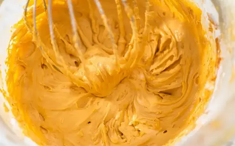 Kremowa masa krówkowa z mascarpone, gotowa do przełożenia tortu.