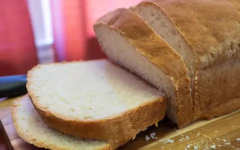 Pokrojony chleb proteinowy, idealny na zdrowe śniadanie. Ten przepis na chleb proteinowy jest prosty i szybki.