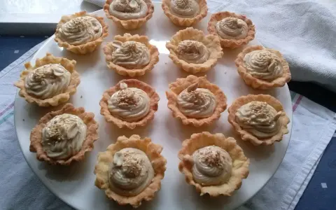 Mini tartaletki z kremem chałwowym, posypane sezamem i orzechami. Idealne na deser.