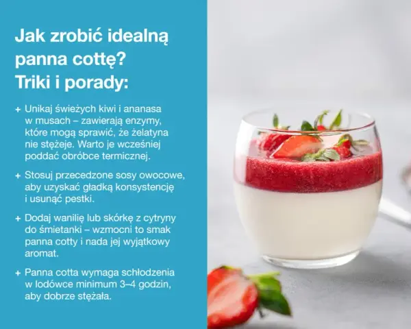 Idealna panna cotta w szklance, udekorowana musem truskawkowym i świeżymi owocami.
