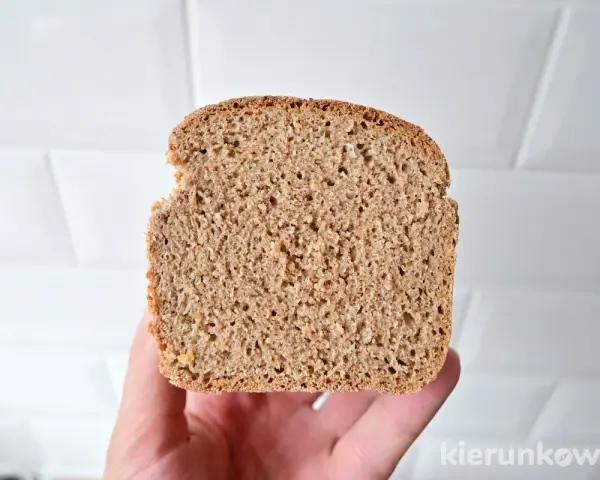 Kromka pysznego, domowego chleba graham na zakwasie, z widoczną strukturą miękiszu.