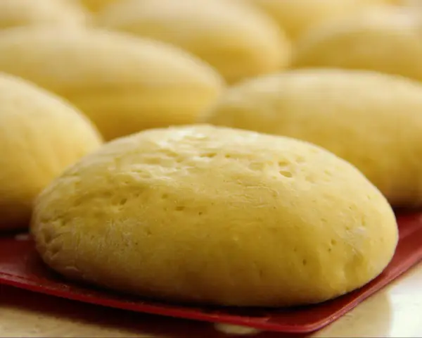 Miękkie, puszyste bułeczki na parze, gotowe do podania. Ich delikatna struktura zapowiada pyszny smak.