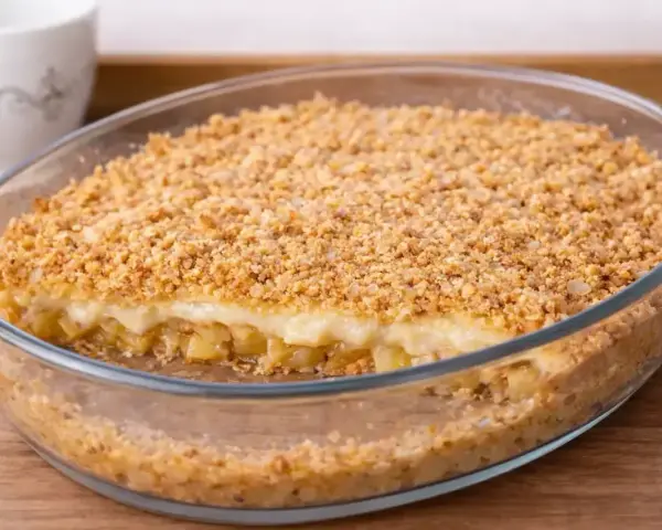 Pyszny crumble z jabłkami w szklanej formie, z chrupiącą kruszonką i kawałkami jabłek. Idealny deser na każdą okazję.
