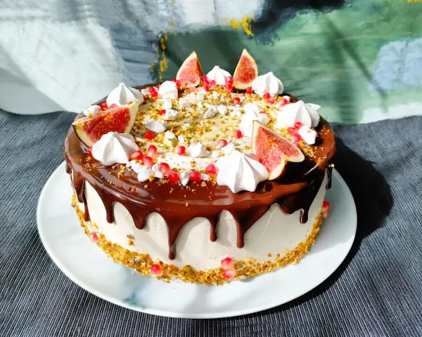 Wyjątkowy tort z polewą czekoladową, figami, granatem i chrupką pistacjową.