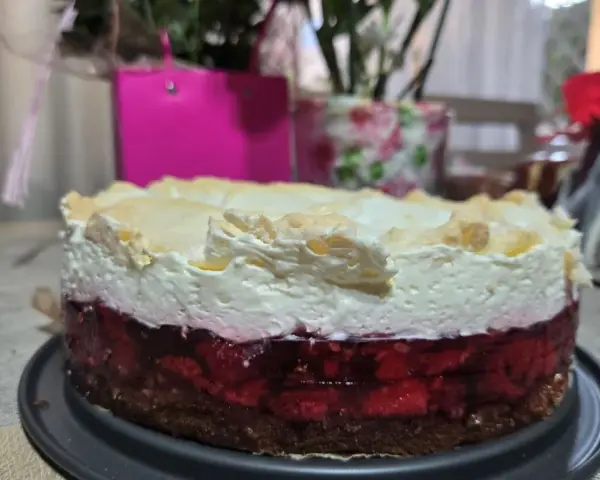 Pyszna malinowa chmurka keto z bezą i owocami, idealna na deser.