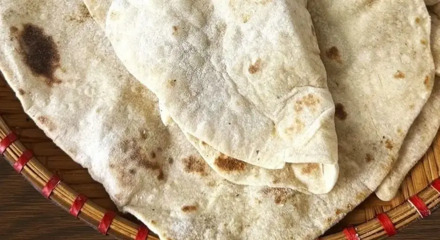 Domowy lawasz przepis na cienki, lekko przypieczony placek. Idealny do wrapów i jako dodatek do dań.