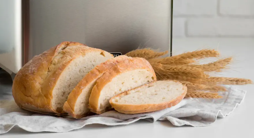 Świeżo upieczony chleb z maszyny, idealny na zdrowy posiłek. Ten przepis na zdrowy chleb z maszyny jest prosty i szybki.