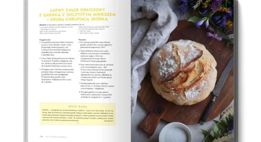 Chleb orkiszowy na zakwasie, lekko oprószony mąką, leży na desce obok noża. Wskazówki, dlaczego chleb się klei do noża, znajdziesz w przepisie.