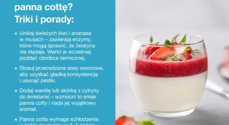 Idealna panna cotta w szklance, udekorowana musem truskawkowym i świeżymi owocami.