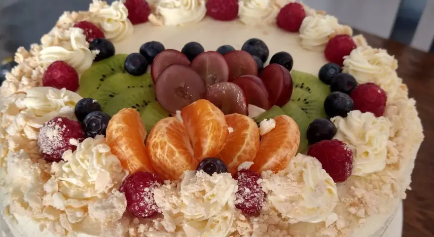 Kolorowy tort owocowy, idealny na urodziny dorosłych. Znajdziesz tu przepisy na torty urodzinowe dla dorosłych z kiwi, malinami, winogronami i mandarynkami.