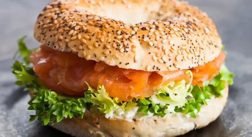 Bajgle na słodko z łososiem, serkiem i sałatą. Idealne na śniadanie lub lunch.