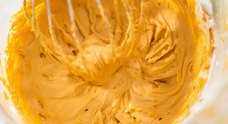 Kremowa masa krówkowa z mascarpone, gotowa do przełożenia tortu.
