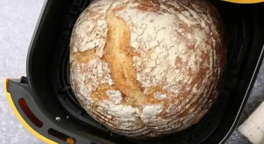 Chleb z airfryer, rumiany i pachnący, gotowy do podania. Idealny na szybkie śniadanie lub dodatek do obiadu.