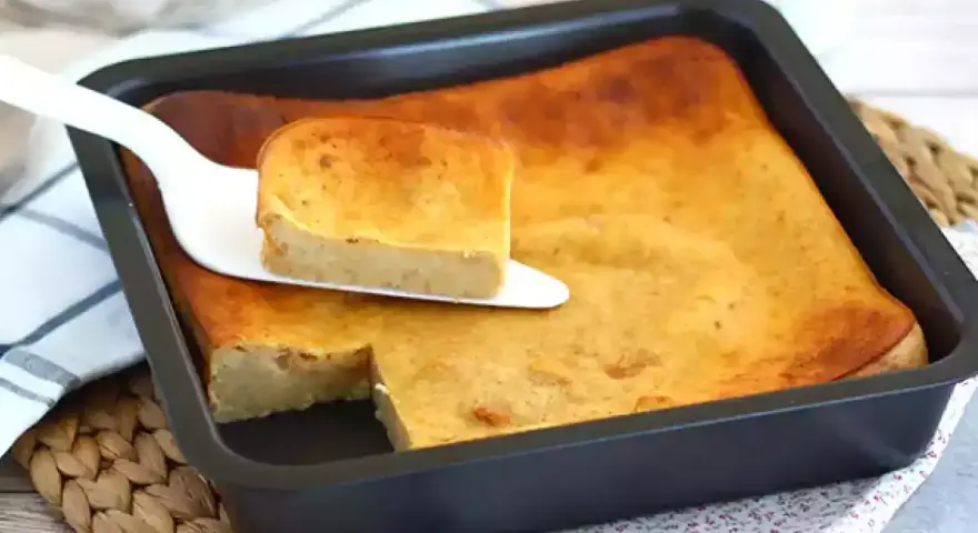 Pyszny, złocisty bread pudding wprost z blachy, podany na paterze. Idealny na deser.