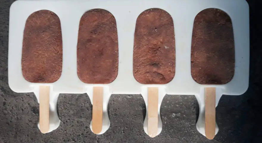 Czekoladowe cakesicles w formie lodów na patyku, gotowe do dekoracji. Idealny przepis na słodką przekąskę.