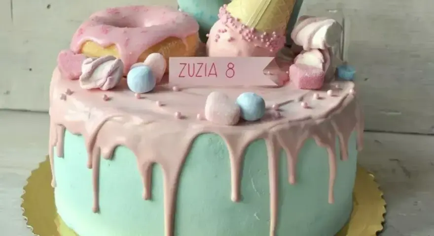 Uroczy tort z polewą, pączkami i lodami. Idealny na urodziny, jak z najlepszych ekskluzywne torty przepisy.