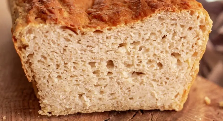 Puszysty chleb bezglutenowy, idealny na śniadanie. Oto prosty chleb bezglutenowy przepis, który pokochasz!