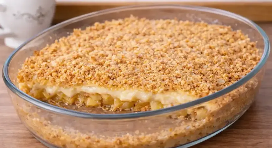 Pyszny crumble z jabłkami w szklanej formie, z chrupiącą kruszonką i kawałkami jabłek. Idealny deser na każdą okazję.
