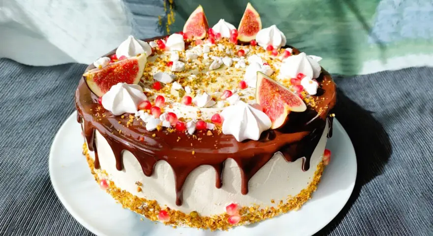 Wyjątkowy tort z polewą czekoladową, figami, granatem i chrupką pistacjową.