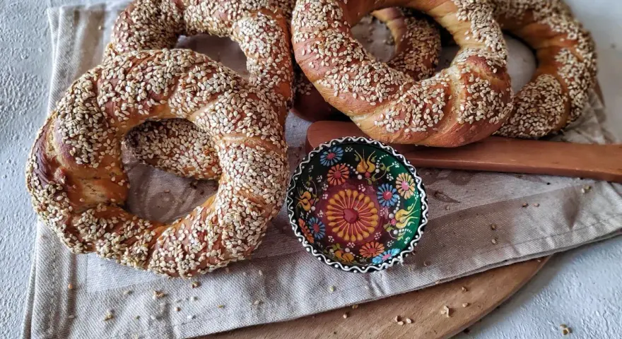 Pyszne simity posypane sezamem, idealne na śniadanie. Ten simit przepis jest prosty i szybki!